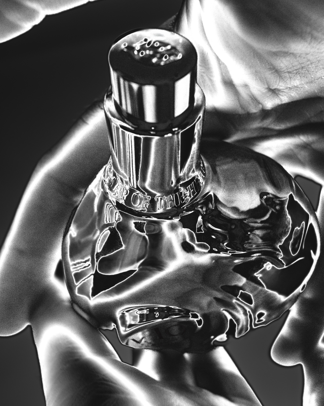 Close-up of the silver V.10 Frisson heart bottle